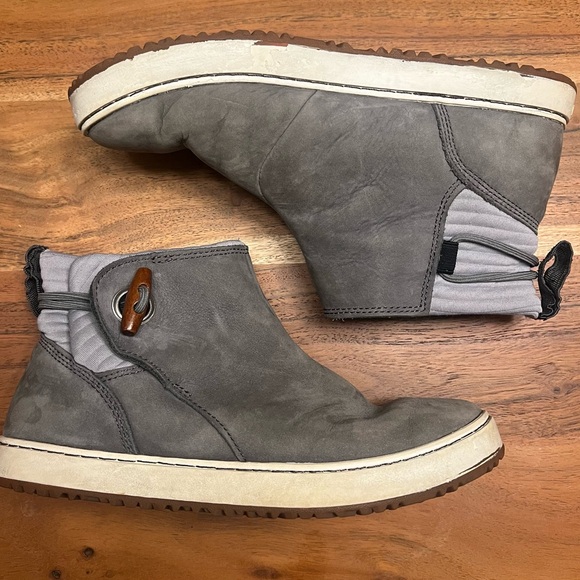 L.L. Bean Mountainside Toggle Boots - Picture 3 of 12